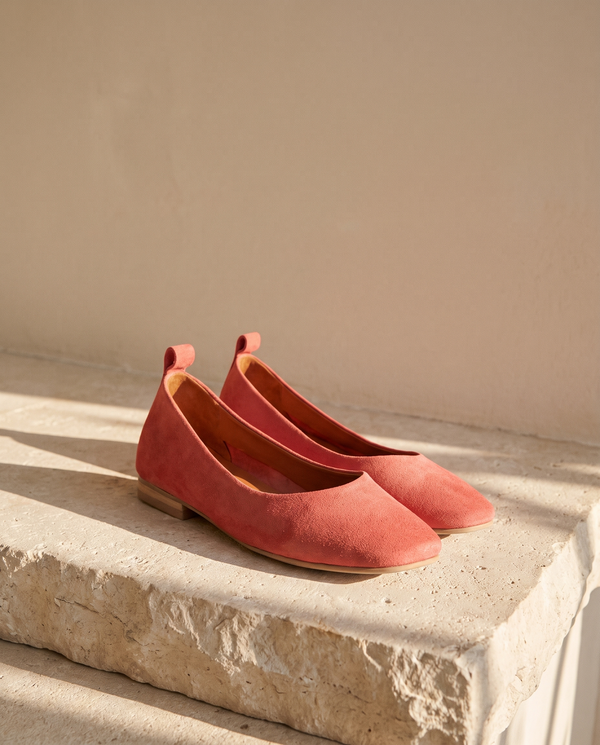 Ballerine CALIOPA rose posée sur une marche en pierre, mur enduit beige