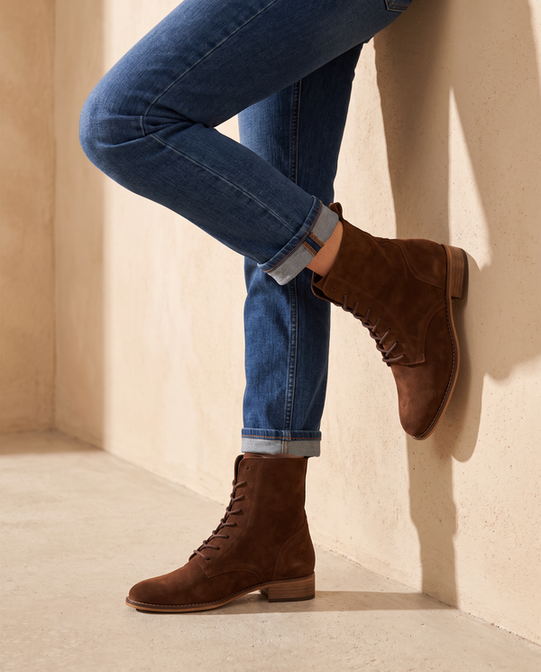 Boots CANAILLE camel portées, cadrage jambes