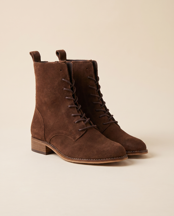 Boots CANAILLE camel debout sur fond beige