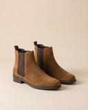 Boots CARAMEL camel debout sur fond beige
