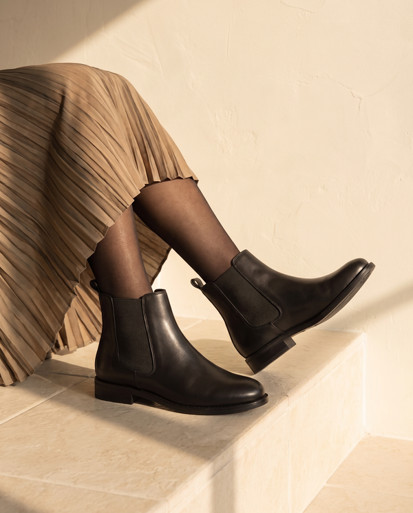 Boots CARAMEL noires portées, cadrage jambes
