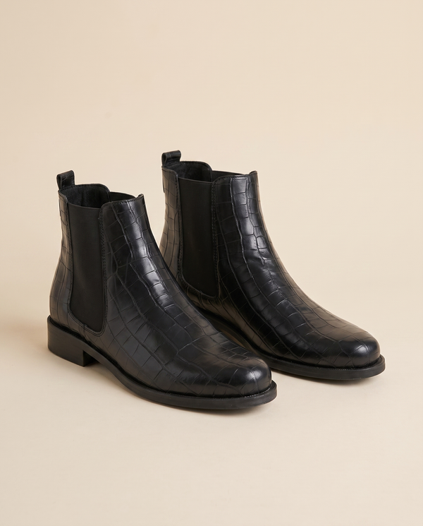 Boots CARAMEL noir croco debout sur fond beige