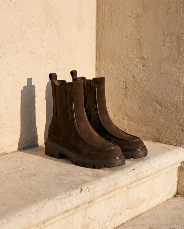 Paire de boots CASSIE marron posée sur une marche en pierre — A by André