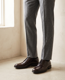 Derby CASSIEN chocolat porté, pantalon flanelle gris, sol béton clair