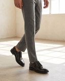Derby CASSIEN noir porté, pantalon flanelle gris, sol béton clair