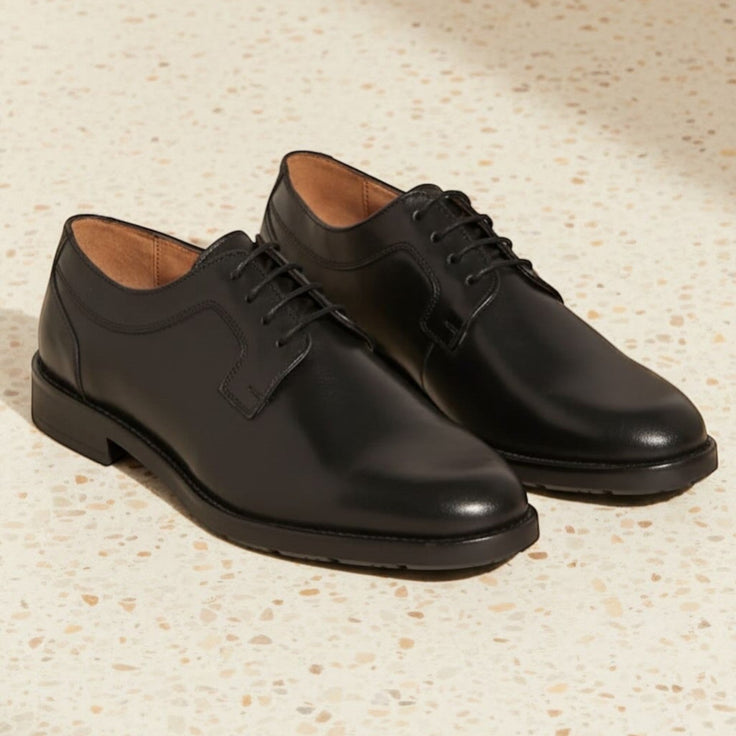 Chaussures derby noires en cuir lisse André, lacets, semelle robuste, idéales pour un look formel ou professionnel.