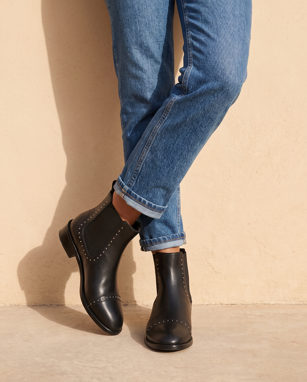 Boots CLARENCE noires portées, cadrage jambes
