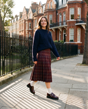 Derby CLASSICA bordeaux porté, femme marchant dans une rue de Londres