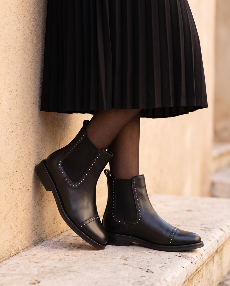 Boots CLOUTEE noir portées, cadrage jambes