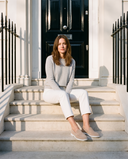 Mocassin CORA beige en daim porté, femme assise sur le perron d'une maison londonienne