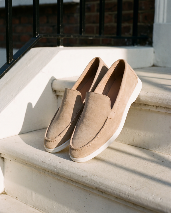 Mocassin CORA beige en daim posé sur le perron d'une maison londonienne
