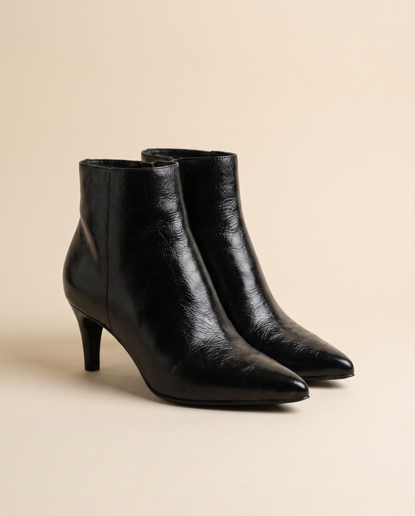 Boots CYPRIANE noires debout sur fond beige