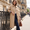Trench DALILA beige porté, rue haussmannienne