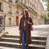 Trench DALILA marron porté, rue haussmannienne