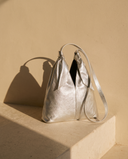 Sac DAUPHINE argent Maison André sur une marche en pierre