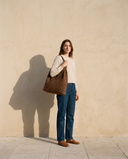Sac DAUPHINE léopard suède Maison André porté à l'épaule