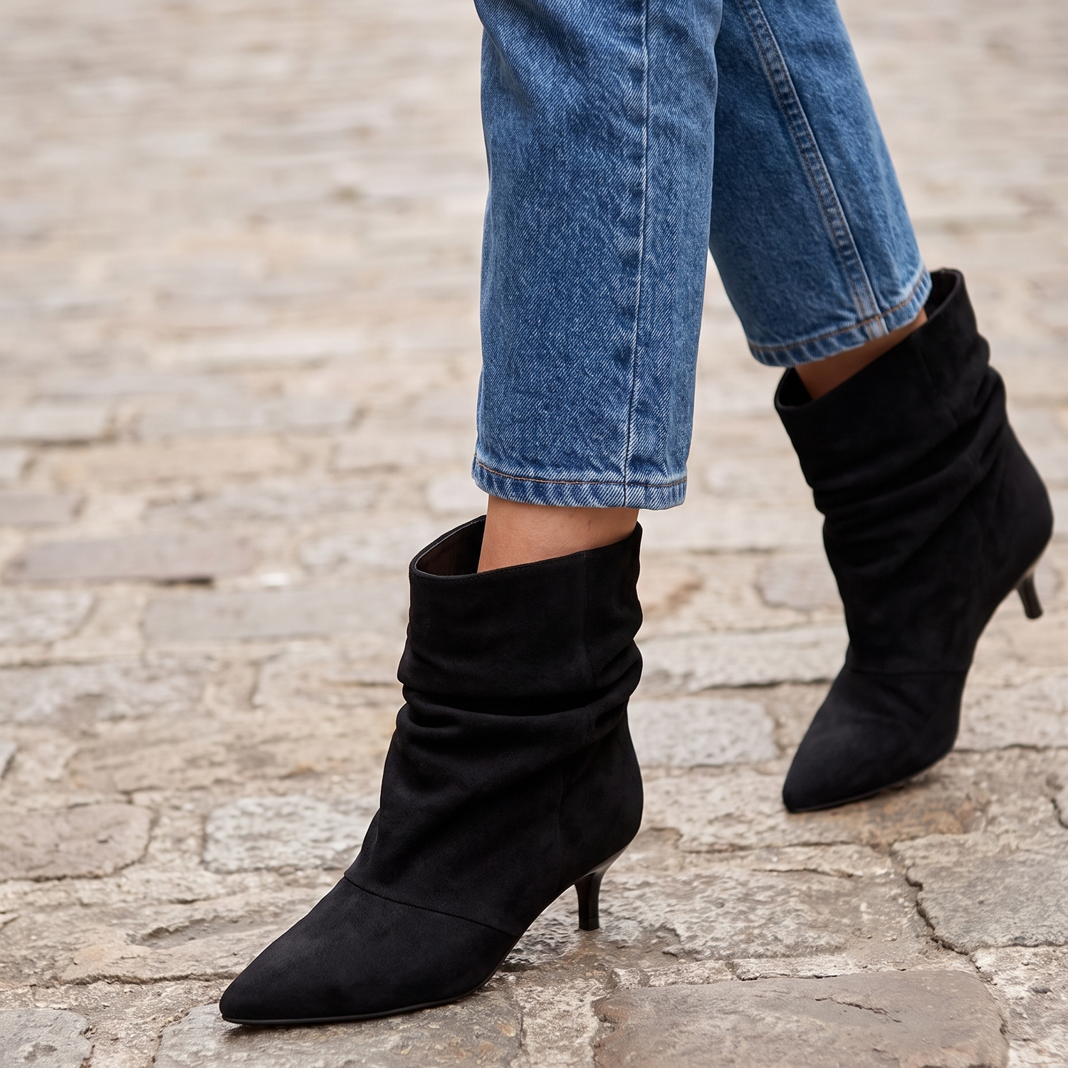 Bottine DELIA noir portée, gros plan jambes sur pavé