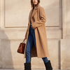 Bottine DELIA noir portée avec sac, silhouette en pied