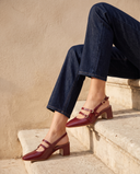Slingback DEOTILLE bordeaux portée, assise sur une marche en pierre