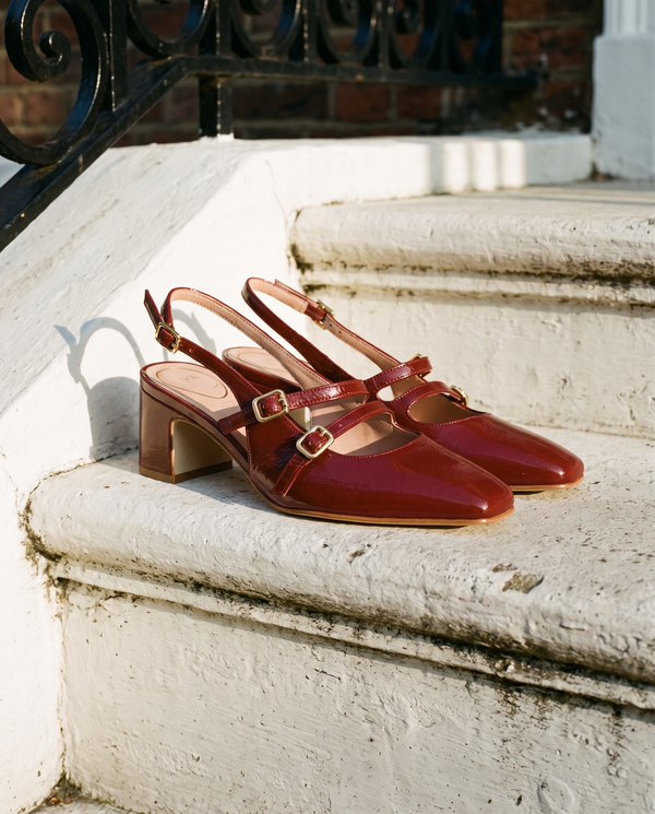 Slingback DEOTILLE bordeaux posée sur le perron d'une maison londonienne