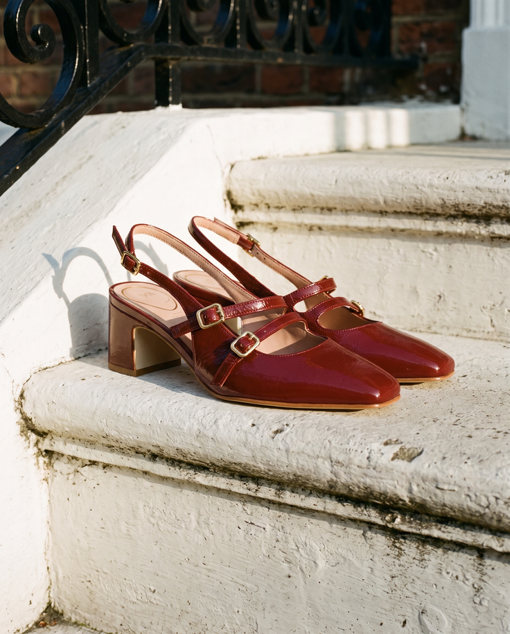 Slingback DEOTILLE bordeaux posée sur le perron d'une maison londonienne