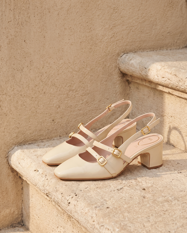 Slingback DEOTILLE écru posée sur une marche en pierre, mur enduit beige