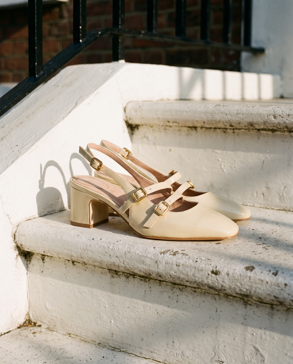 Slingback DEOTILLE écrue posée sur le perron d'une maison londonienne