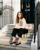Slingback DEOTILLE noire portée, femme assise sur le perron d'une maison londonienne
