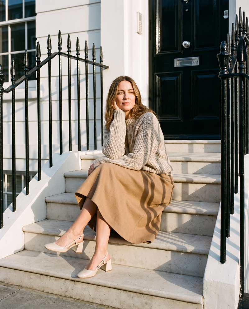 Slingback DONNA beige portée, femme assise sur le perron d'une maison londonienne