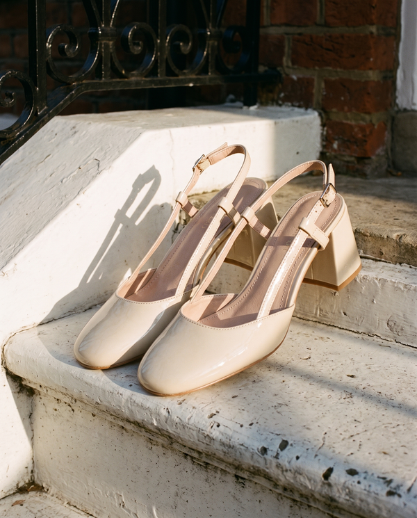 Slingback DONNA beige posée sur le perron d'une maison londonienne