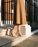 Slingback DONNA beige portée, gros plan, un pied posé sur la marche d'une maison londonienne