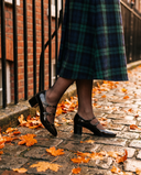 Escarpin DORIS noir porté, gros plan dans une rue londonienne en automne