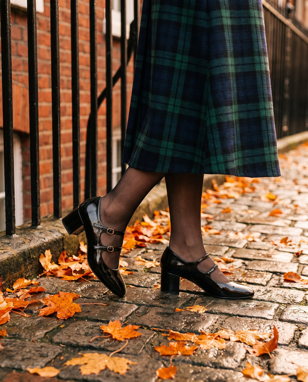 Escarpin DORIS noir porté, gros plan dans une rue londonienne en automne
