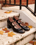 Escarpins DORIS noirs posés sur le perron d'une maison londonienne, feuilles d'automne