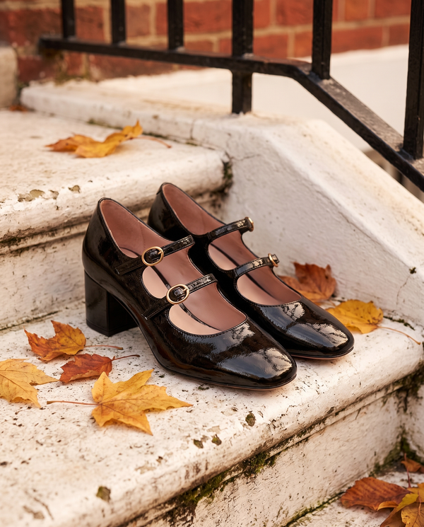 Escarpins DORIS noirs posés sur le perron d'une maison londonienne, feuilles d'automne