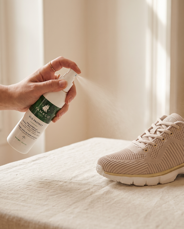 Eco Protect Famaco, imperméabilisant sans solvant en utilisation sur une chaussure André