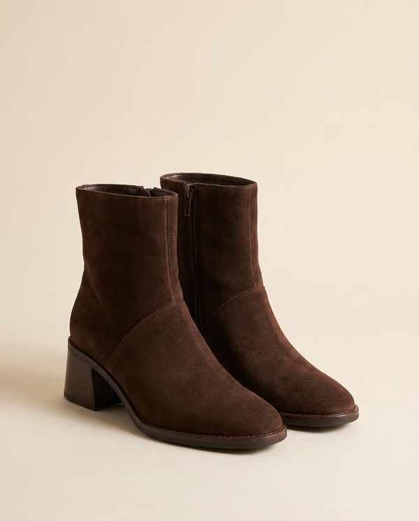 Boots ELLIE marron debout sur fond beige