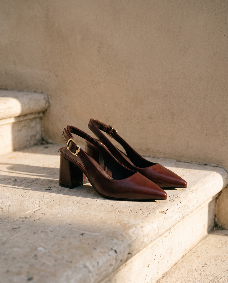 Paire de slingbacks THAÏS bordeaux posée sur une marche en pierre — A by André