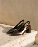 Paire de slingbacks THAÏS marron posée sur une marche en pierre — A by André