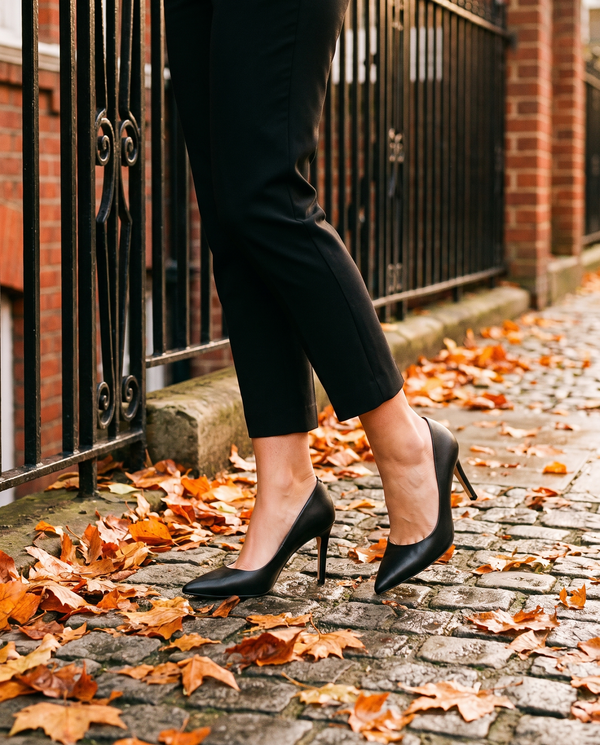 Escarpin ENIVRANTE noir porté, gros plan dans une rue londonienne en automne
