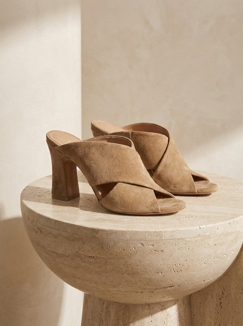 Estana beige suede — nature morte