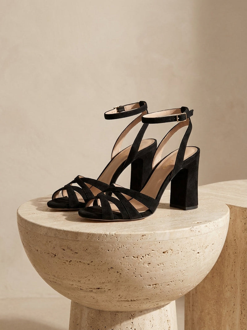 ETIA NOIR SUEDE — nature morte