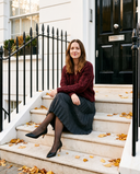 Escarpins ETONNANTE noirs portés, femme assise sur le perron d'une maison londonienne en automne