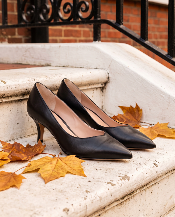 Escarpins ETONNANTE noirs posés sur le perron d'une maison londonienne, feuilles d'automne
