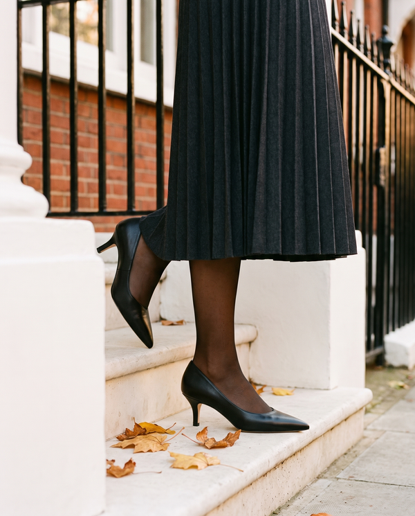 Escarpin ETONNANTE noir porté, gros plan dans une rue londonienne en automne