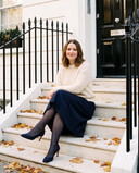 Escarpins EXTASE marine portés, femme assise sur le perron d'une maison londonienne en automne