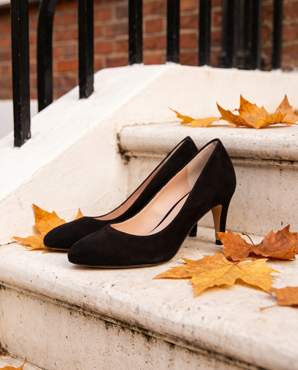 Escarpins EXTASE noirs posés sur le perron d'une maison londonienne, feuilles d'automne