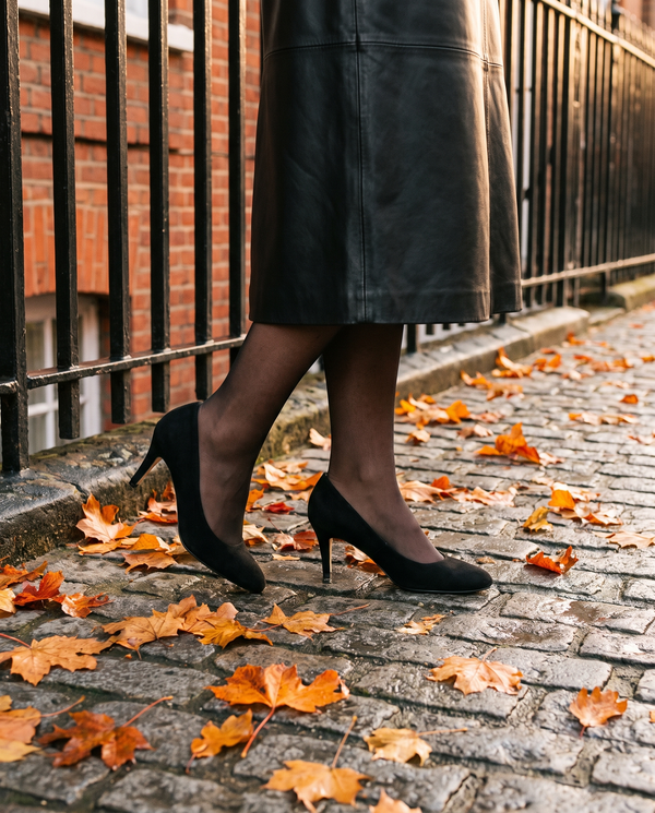 Escarpin EXTASE noir porté, gros plan dans une rue londonienne en automne