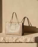 Sac FAUBOURG blanc cassé Maison André sur une marche en pierre