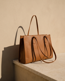 Sac FAUBOURG cognac Maison André sur une marche en pierre